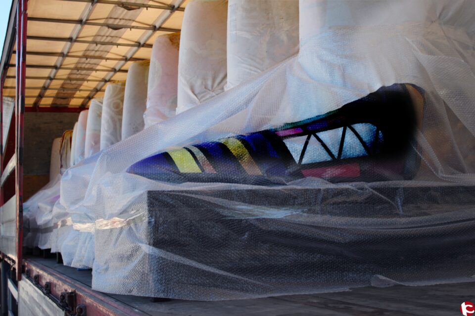 LOS ZAPATOS GIGANTES DE INESCOP TOMAN LAS CALLES DE CARTAGENA