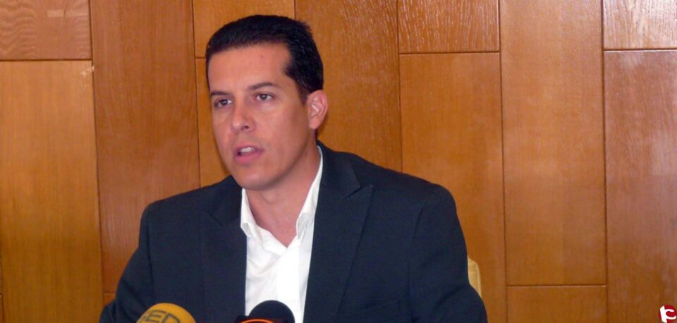 El PSOE califica de despilfarro que el Gobierno local elimine mobiliario urbano del centro que costó más de 300.000 