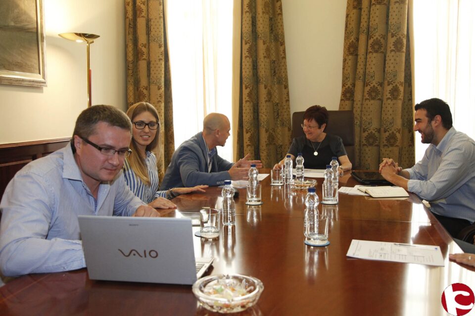 La presidenta de la Diputación