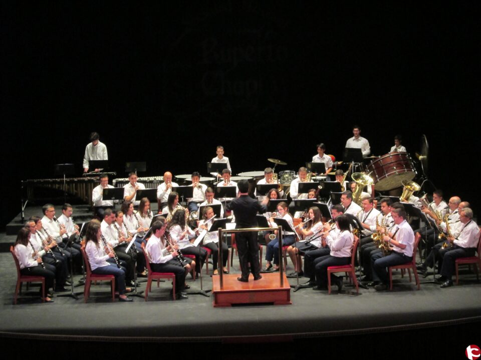 DOS FORMACIONES DE LA SOCIEDAD MUSICAL RUPERTO CHAPÍ HOMENAJEAN A CHAPÍ.