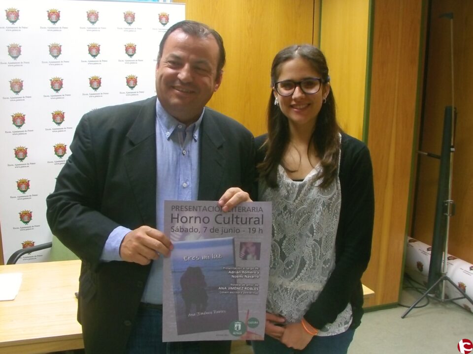 Una joven escritora amateur de Petrer presenta su libro "Eres mi luz"