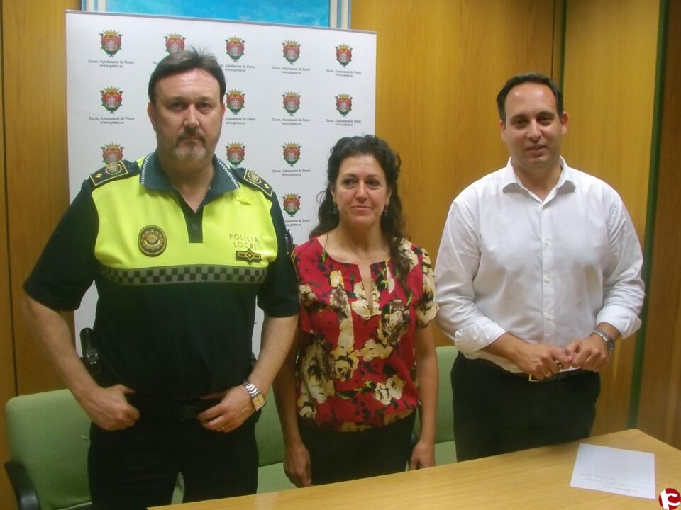 Inician la campaña "Petrer más limpio" para acabar con la no recogida de excrementos de perros en parques