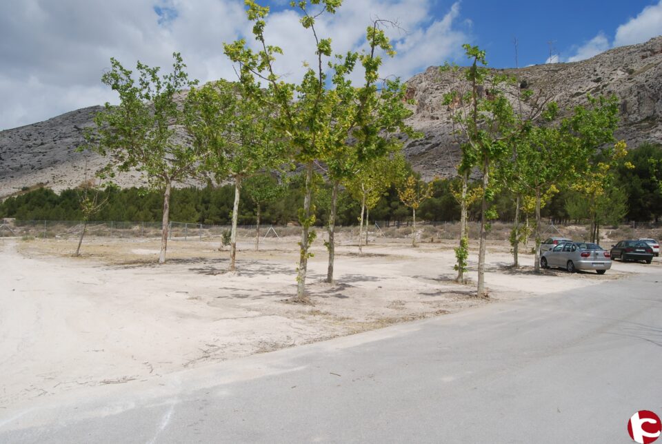 La Solana renueva parte del graderío y los banquillos