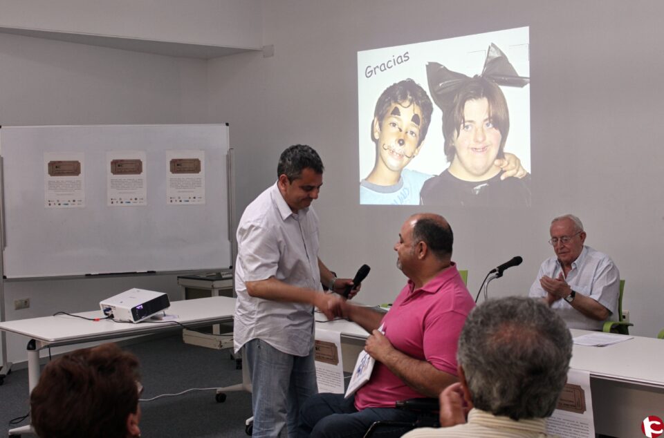 3050 EUROS ENTREGADOS A LA ASOCIACIÓN AMIF EN LA ACCIÓN SOLIDARIA DE VILLENA CUÉNTAME 2014