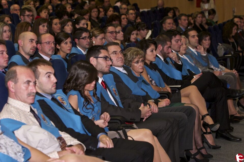Filosofía y Letras de la UA entrega sus diplomas de fin de estudios a 564 estudiantes de grados
