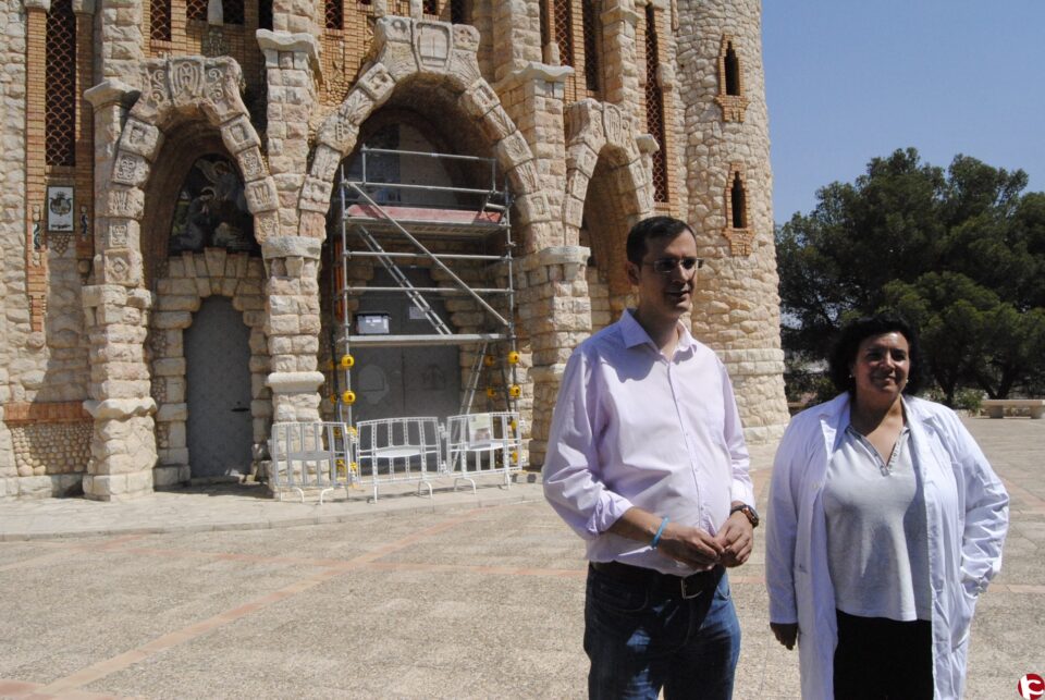 Restauran los paneles cerámicos de la fachada del santuario de la Magdalena tras unos desprendimientos