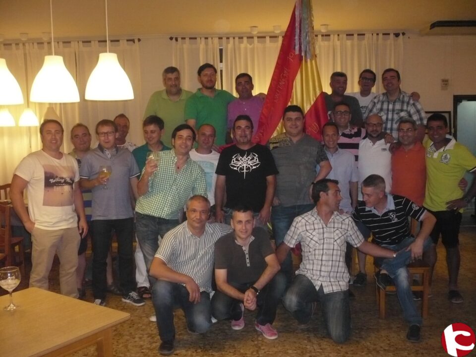 La quinta del 89 se juntó para cenar y recuperar su bandera