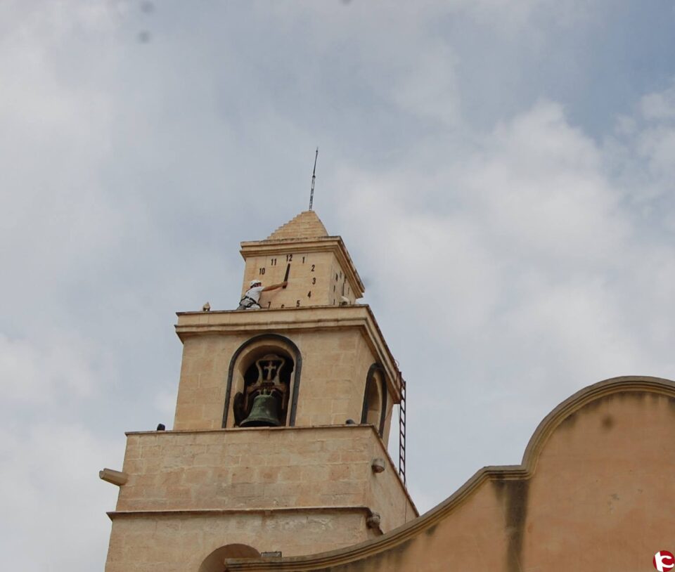 En la mañana de hoy se ha procedido a poner en hora el reloj del campanario Nuestra Señora de las Nieves