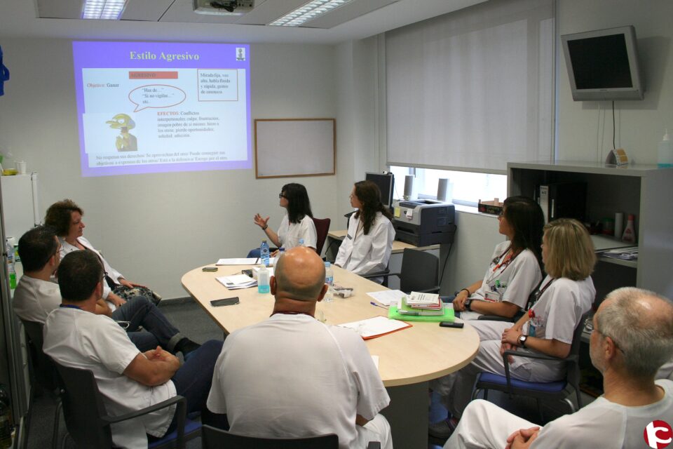 Profesionales de Urgencias del Hospital de Elda aprenden técnicas de manejo del estrés
