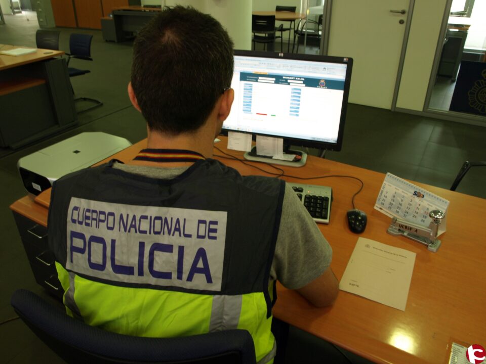 La Policía Nacional detiene a una agente de seguros por un delito de estafa masiva por el cobro de pólizas de seguros