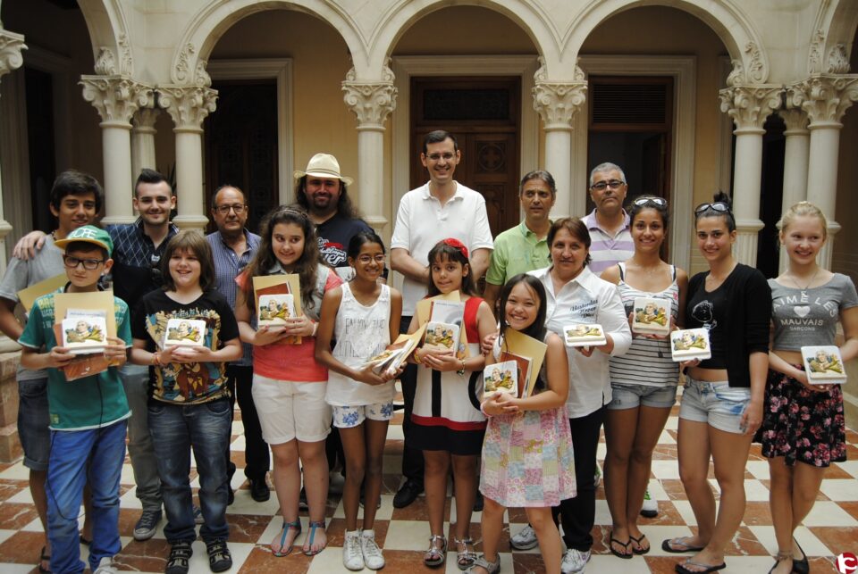 El concejal de Cultura recibe a los participantes de ocho países del Festival Internacional de Música Infantil y Juvenil Armonía que se celebra este sábado en Novelda