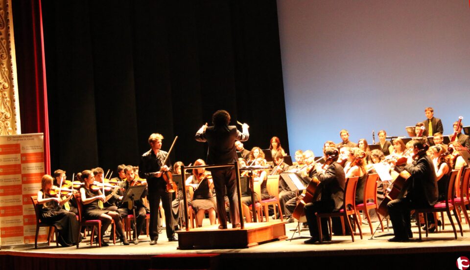 Un concierto de la OFUA en el Teatro Chapí inaugura los cursos de verano de la UA en Villena