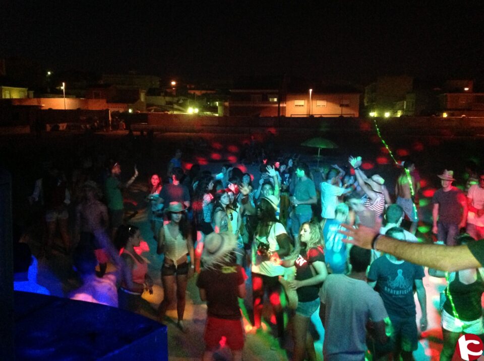 La asociación de estudiantes de educación superior Universitaris Monovers ultima los detalles de la cuarta edición de la fiesta de celebración del fin del curso académico