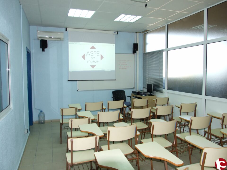 LA CONCEJALÍA DE DEPORTES MEJORA LA ZONA DE GRADERÍO DEL PABELLÓN DEPORTIVO MUNICIPAL