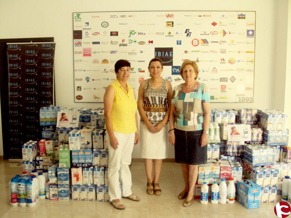 Las empresas de Ibi donan más de 2.000 litros de leche a Cáritas