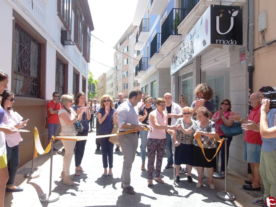 El alcalde inaugura las obras de remodelación de la céntrica calle Santa Rita