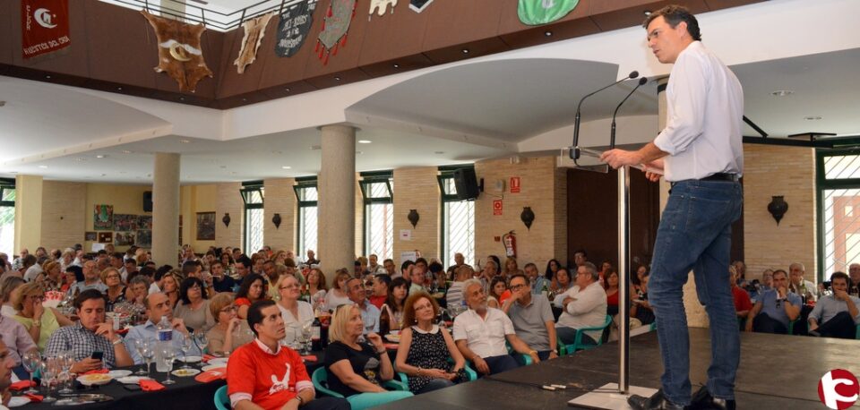 Más de 300 personas de la comarca asisten en Elda al acto con el candidato a la Secretaría General del PSOE Pedro Sánchez