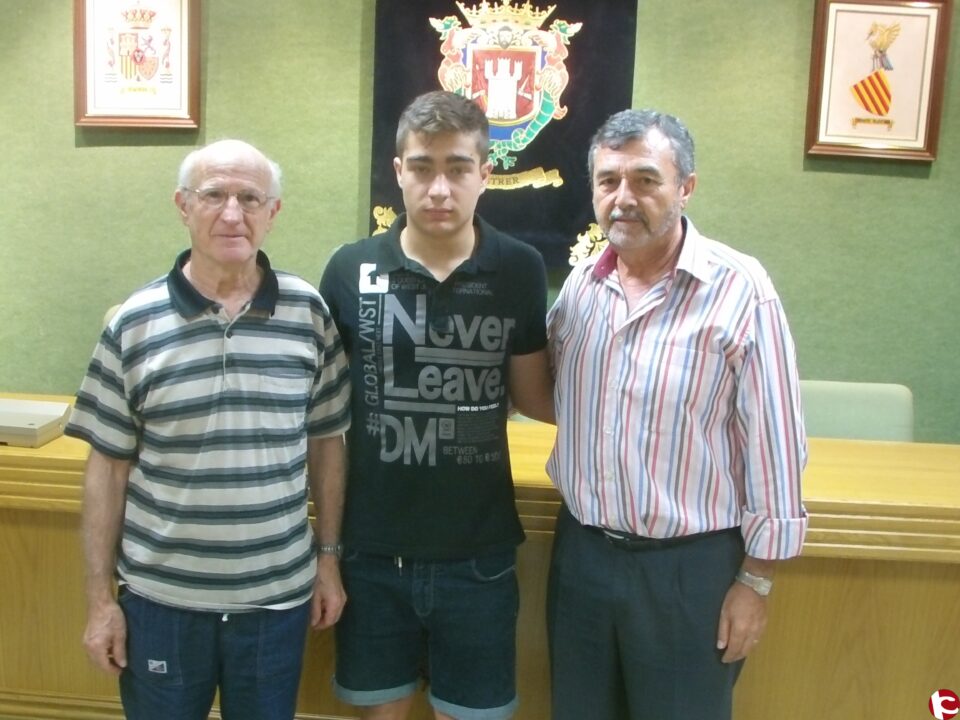 El alcalde recibe al joven pilotari de Petrer Álvaro José Francés