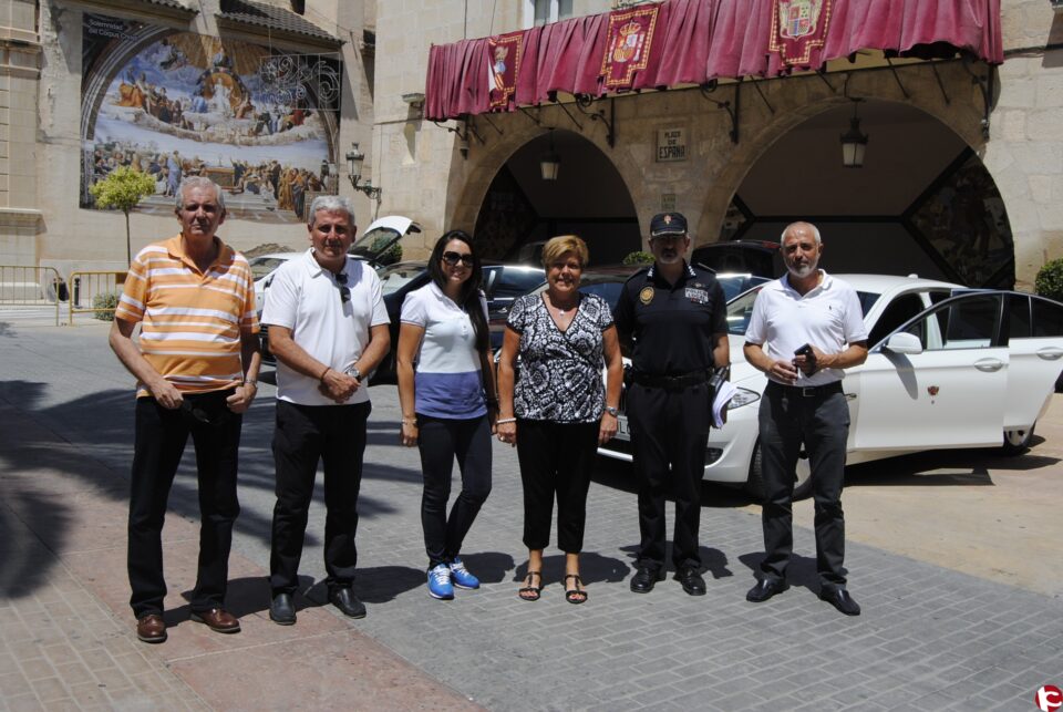 Novelda amplía su oferta de transporte público con cuatro nuevas licencias de taxi y el establecimiento de una parada en el centro de la población