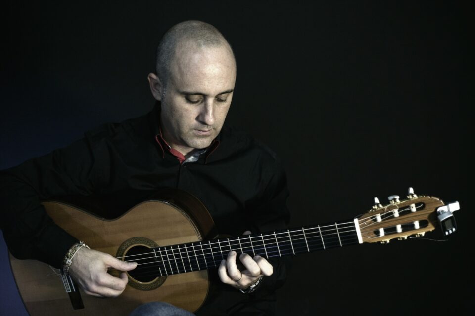 El reconocido compositor Ronald Dyens actúa este jueves por primera vez en el Festival de Petrer con un concierto de guitarra clásica e improvisación