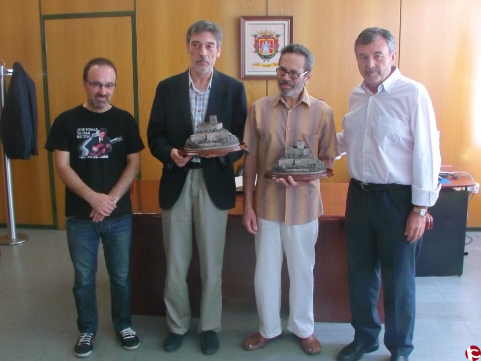 El alcalde recibe a los homenajeados en el Festival Internacional de la Guitarra Leo Brouwer y Carles Trepat