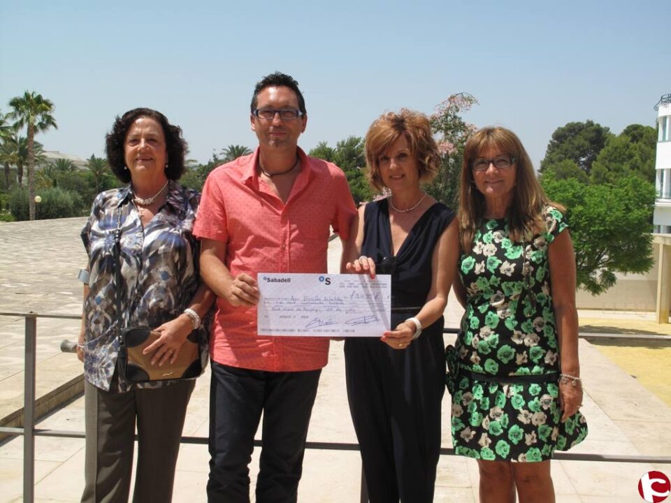 La UA entrega 3.500 euros a la Asociación de Vínculos Infantiles