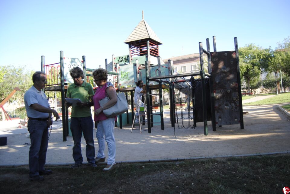 El Ayuntamiento invierte 39.000  en la conservación y mejora de 37 zonas de juegos infantiles en toda la población