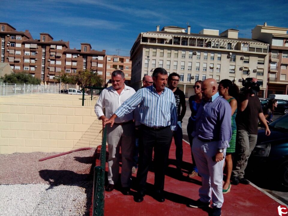 Petrer ajardina el parking público junto a la estación de autobuses y construye cuatro nuevos pipi-can en la zona