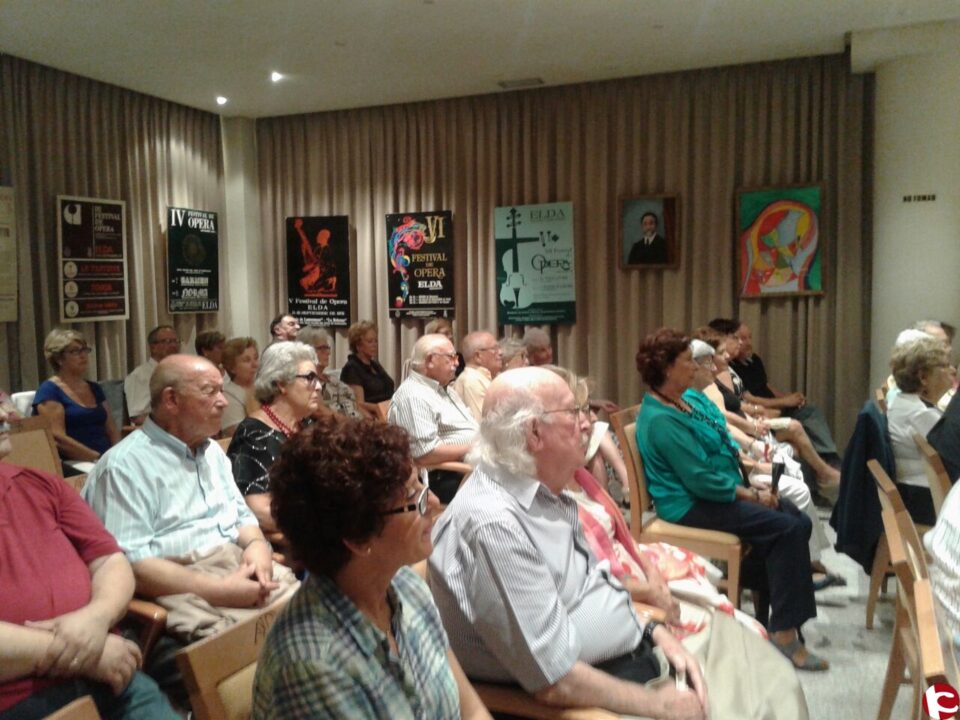Lleno absoluto en la conferencia del pasado jueves en ADOC ofrecida por Elías Bernabé.