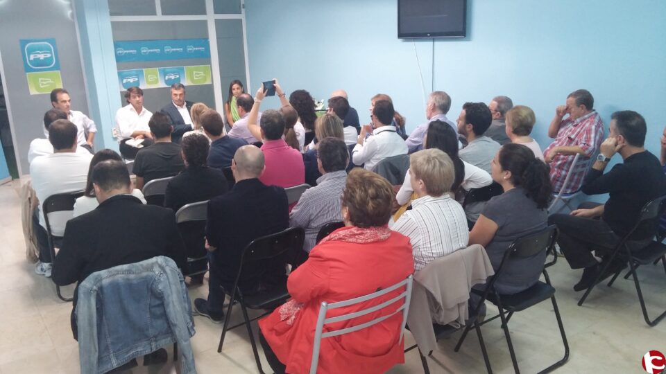 Tres diputados autonómicos informan en Petrer que el Consell pagará parte de las ayudas para la vivienda y reformará el IES Azorín