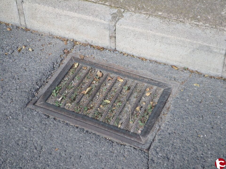 El PSOE alerta de la dejadez en el polígono Campo Alto que tiene tres de cada cuatro imbornales obstruidos