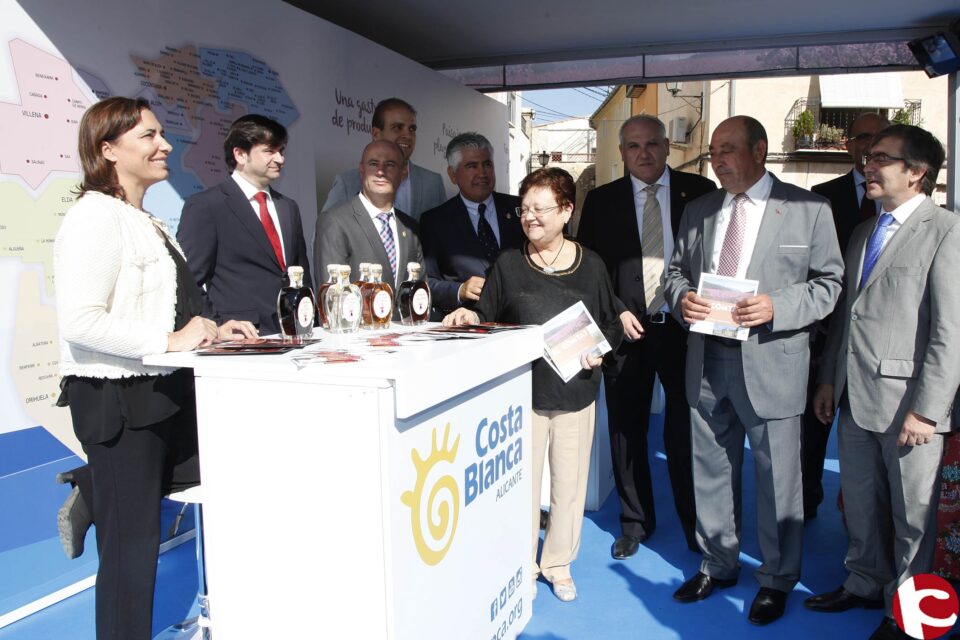 La presidenta de la Diputación respalda un año más la Fira de Tots Sants que celebra su 668 edición