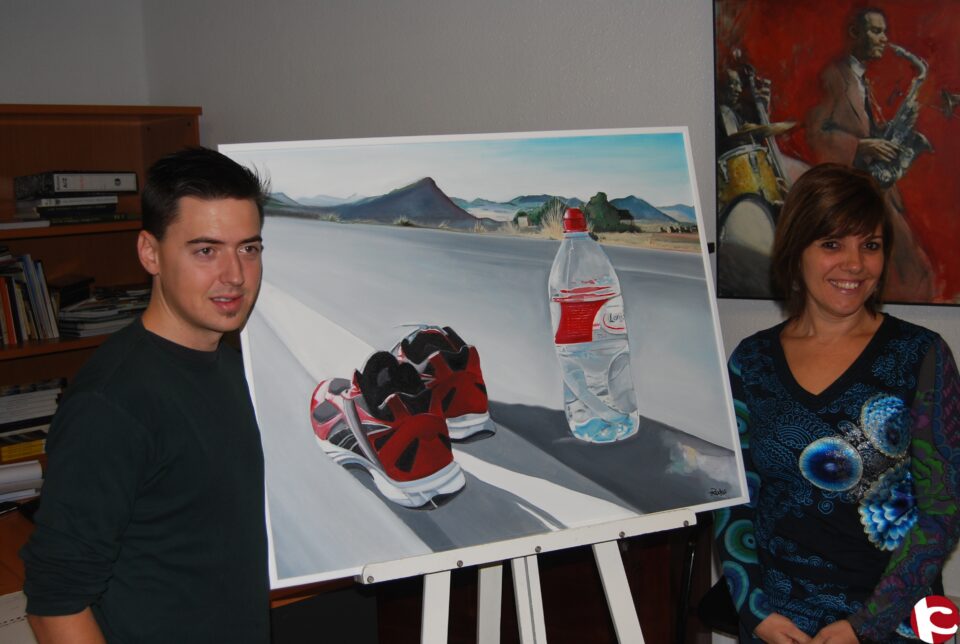 Dos jóvenes artistas donan dos cuadros al ayuntamiento