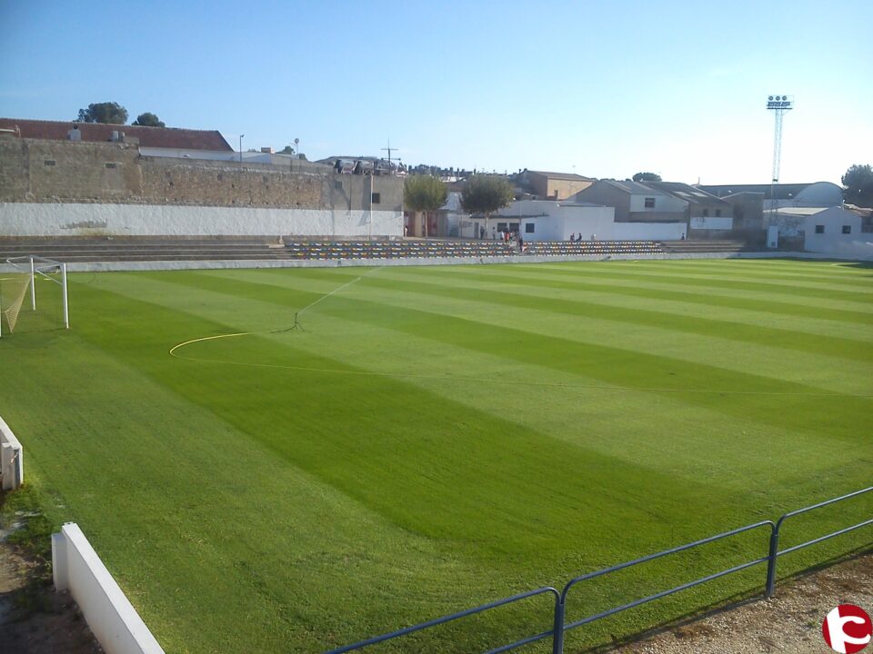 FINALIZAN LOS TRABAJOS DE RESIEMBRA DEL CAMPO DE FÚTBOL LAS FUENTES DE ASPE