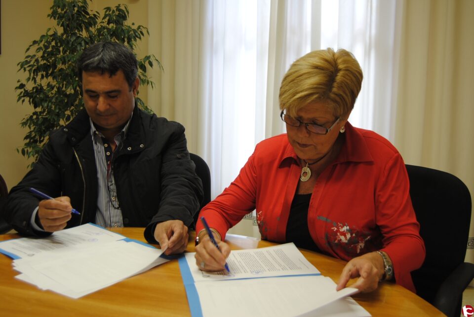 La alcaldesa firma con la asociación Capaz el convenio de colaboración con una subvención de 60.000 