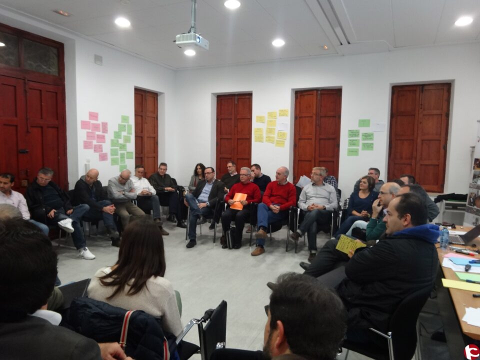 El Foro Económico y Social comienzaempiezan sus trabajos preparatoriosvios antes de oficializar su puesta en marcha la constitución oficial