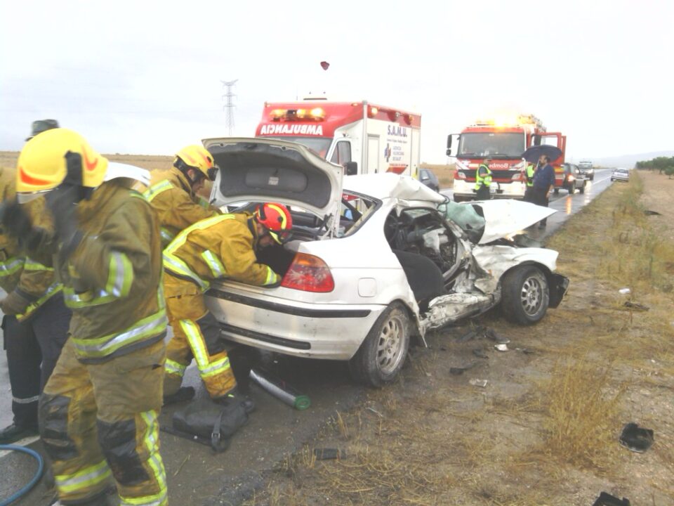 Muere un hombre en un grave accidente de tráfico tras salirse de la carretera CV-81 que une Villena con Yecla.