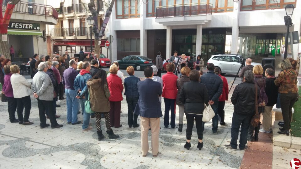 El Ayuntamiento lee un manifiesto y guarda un minuto de silencio contra la violencia de género