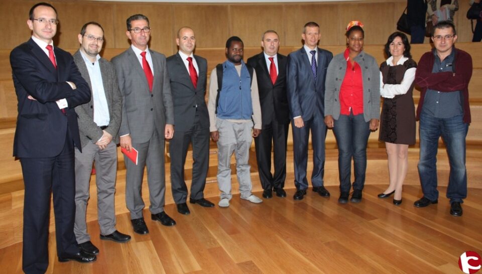 La Universidad de Alicante entrega las credenciales a estudiantes beneficiarios de las Becas Santander 2014