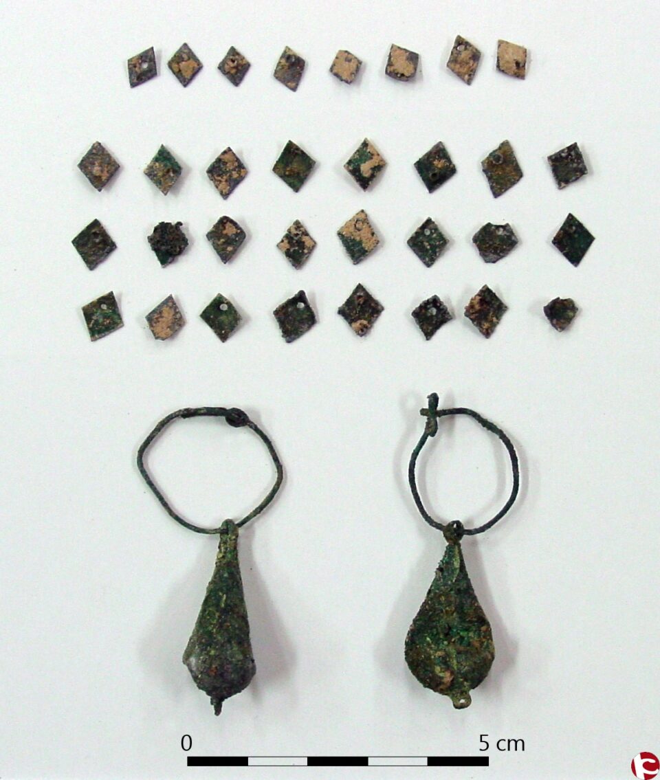 Petrer recurre al Marq para restaurar unos pendientes y diademas del siglo XVI encontrados en una excavación