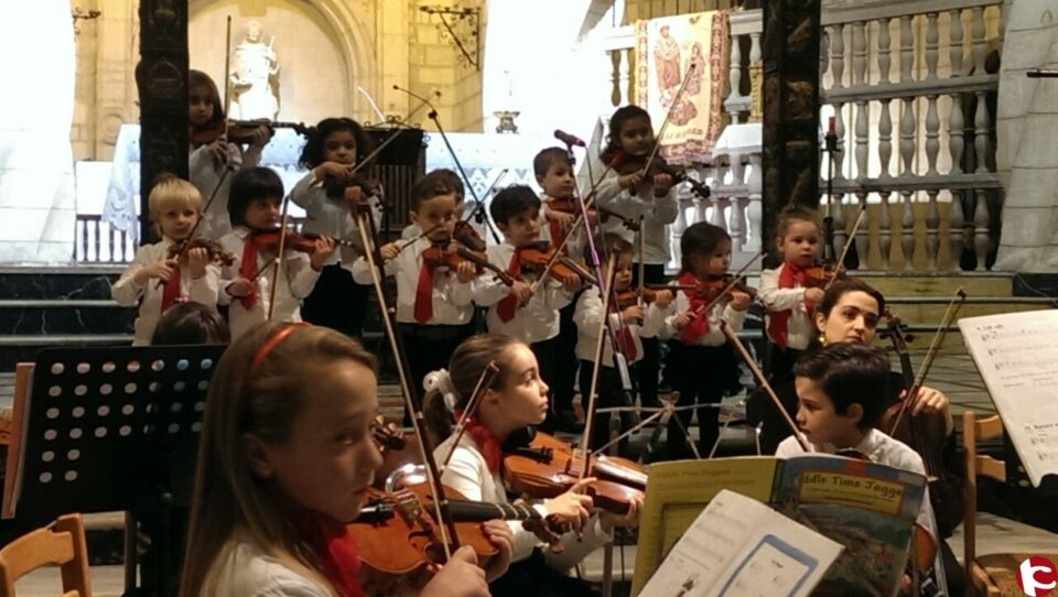 LA ORQUESTA DE CÁMARA INFANTIL SE HA ESTRENADO EN EL CONCIERTO DE NAVIDAD.