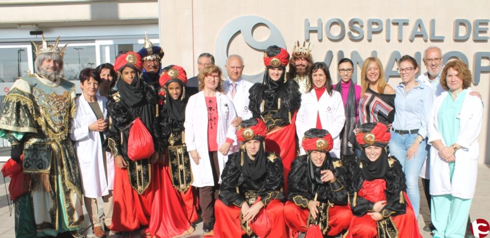 Los Reyes Magos realizan su tradicional visita a los pacientes del Hospital Universitario del Vinalopó