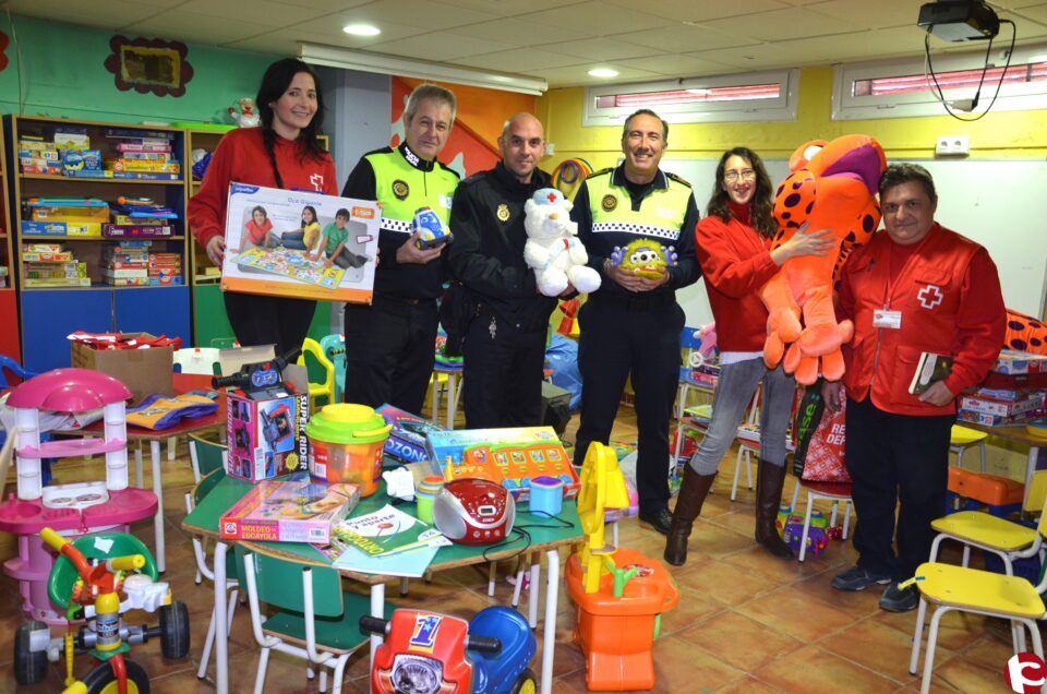 Cruz Roja reparte más de 300 juguetes a los niños más desfavorecidos de Elda