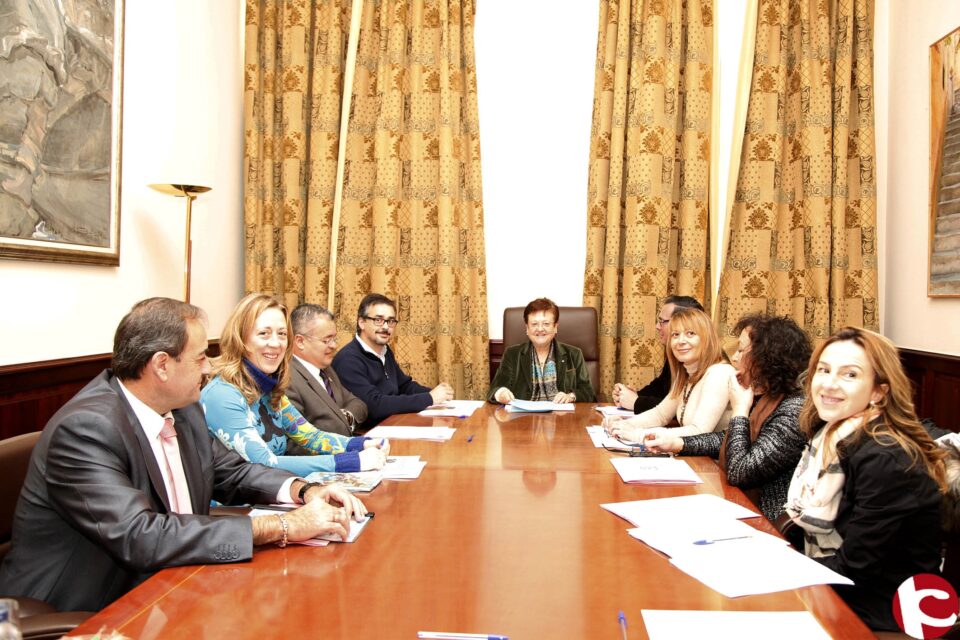 La presidenta de la Diputación Luisa Pastor se ha reunido esta mañana con los representantes de las agencias comarcales de la institución provincial