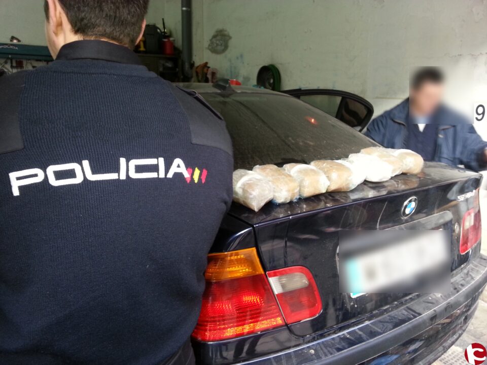 La Policía Nacional detiene a dos personas que transportaban cerca de cinco kilos de hachís