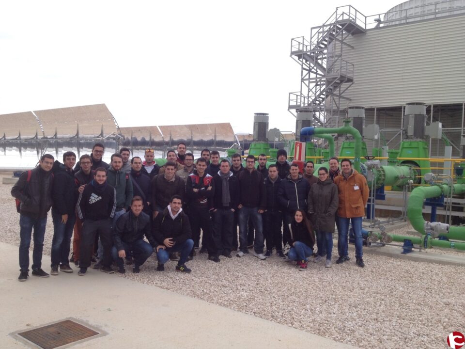 Estudiantes de Ingeniería Eléctrica de la UMH visitan la central termosolar de Villena