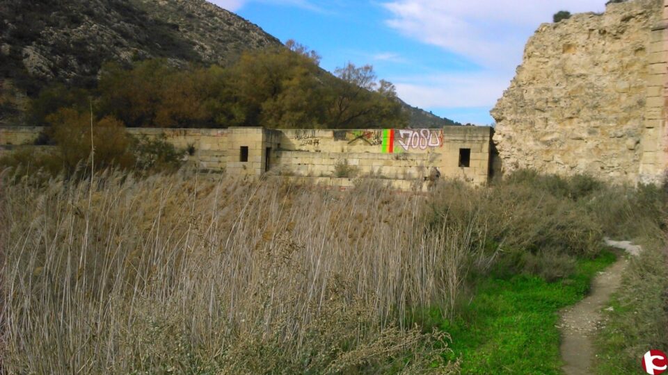 El Ayuntamiento condena la agresión Medioambiental a la presa del pantano de Elda tras la aparición de Graffitis