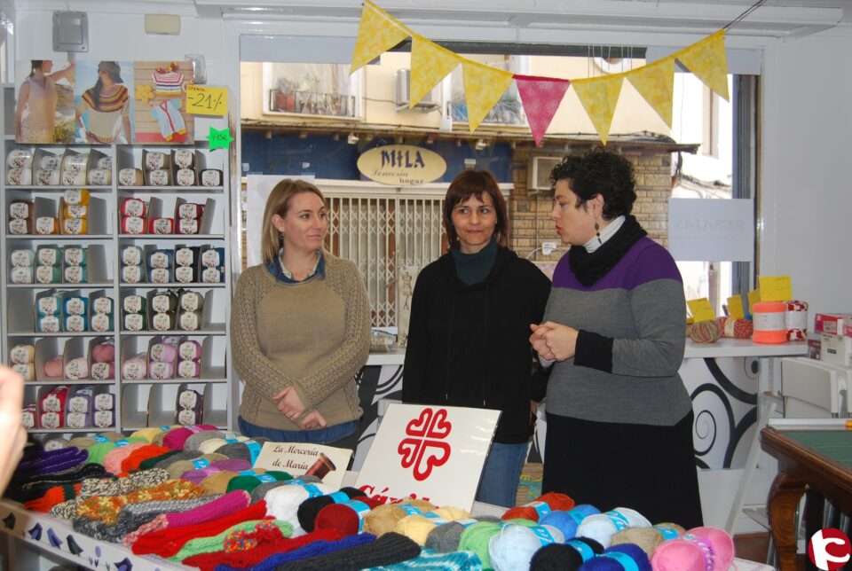 Caritas Villena recibe las bufandas y cuellos realizados durante el Mercado de la Navidad