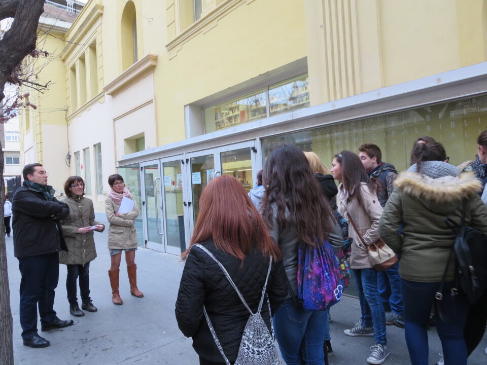 Alumnos del IES Monastil visitan la Biblioteca Alberto Navarro dentro del programa La llave de Elda