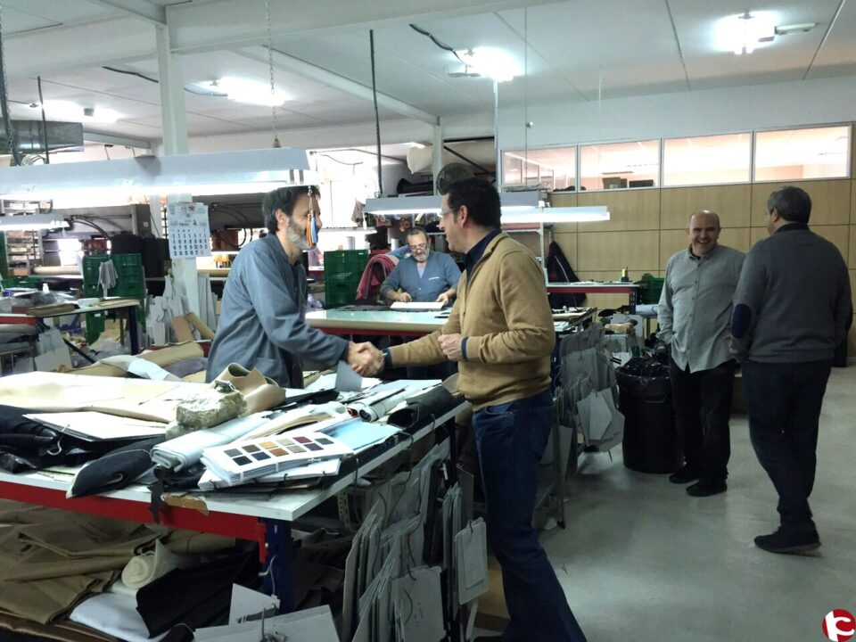 Alfonso Lacasa visita una empresa de bolsos para conocer las necesidades de las industrias de nuestro pueblo